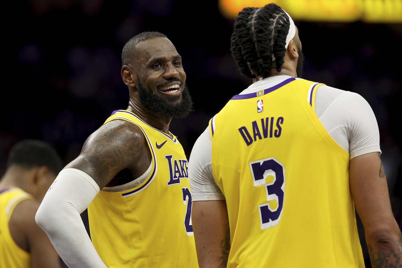 关于詹姆斯回归赛场，连败首场状态亮眼，老鹰观众沸腾！的信息